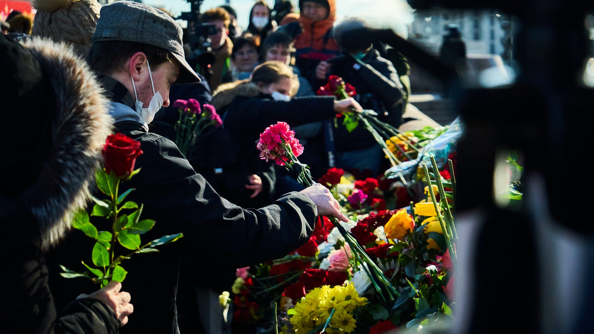 5 октября мужчина. Цветы на похороны.