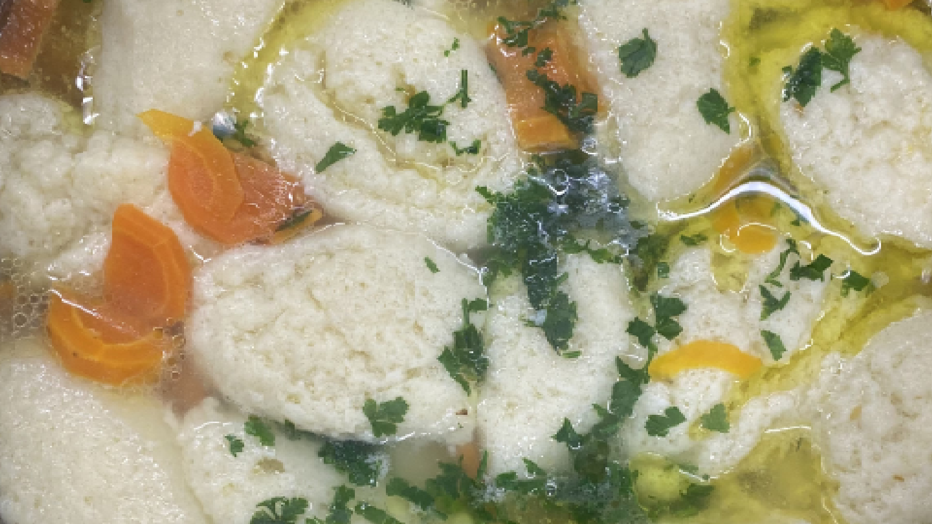 Supa de pui cu găluște: O mâncare tradițională și sățioasă