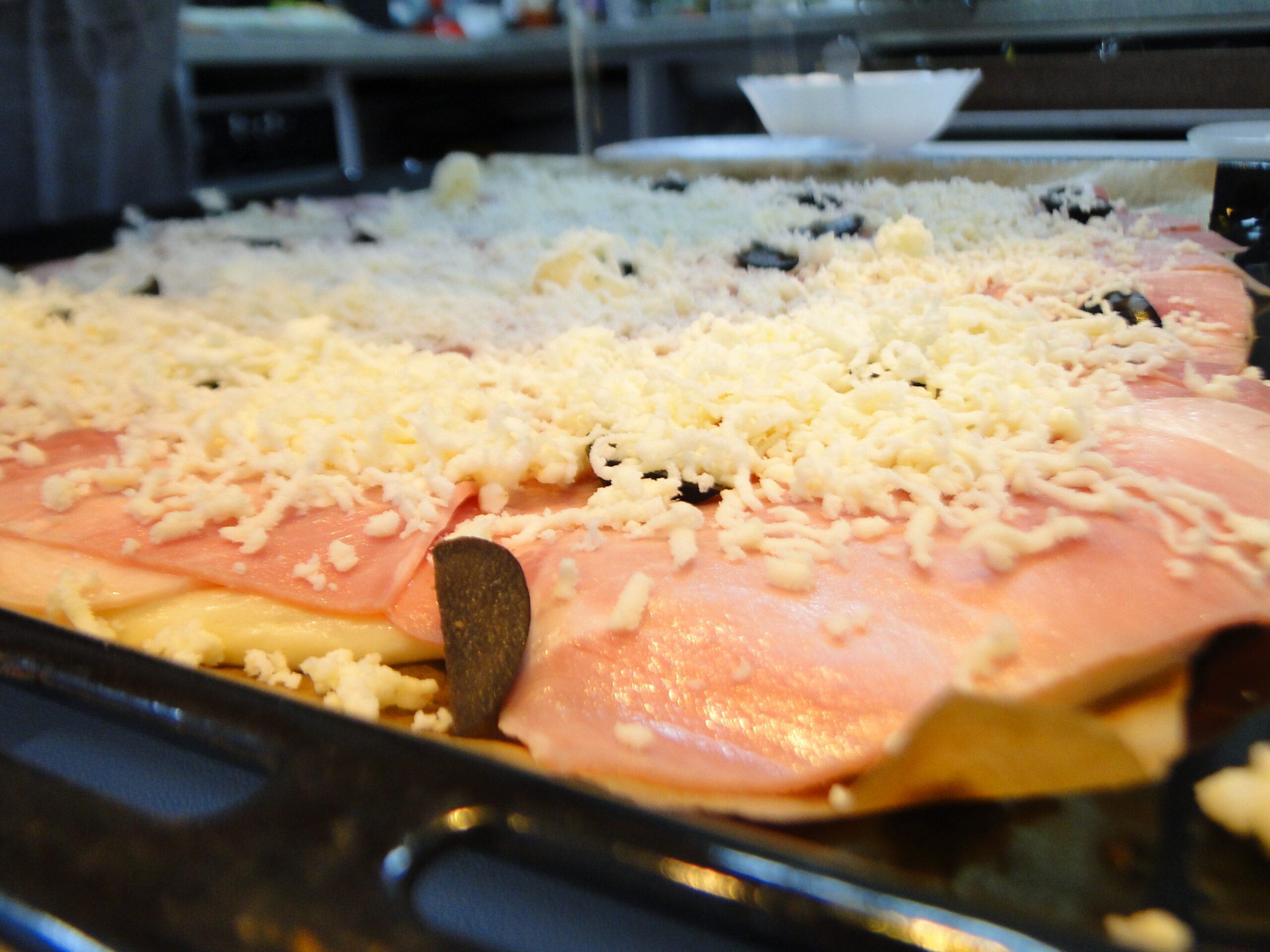 pizza preparare - adaugare topping